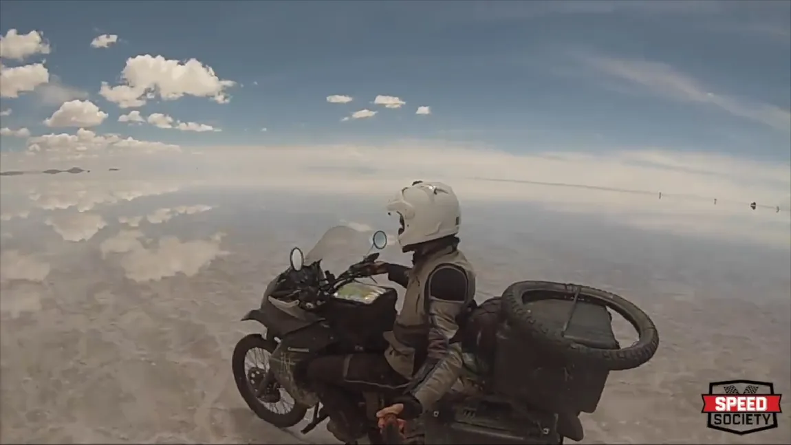 Imagini FABULOASE. Un motociclist traversează cea mai mare oglindă naturală din lume VIDEO