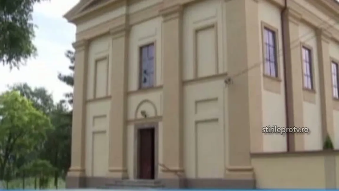 O biserică ortodoxă şi una catolică, la un pas să ARDĂ DIN TEMELII în Arad. PIROMANUL, prins de poliţie