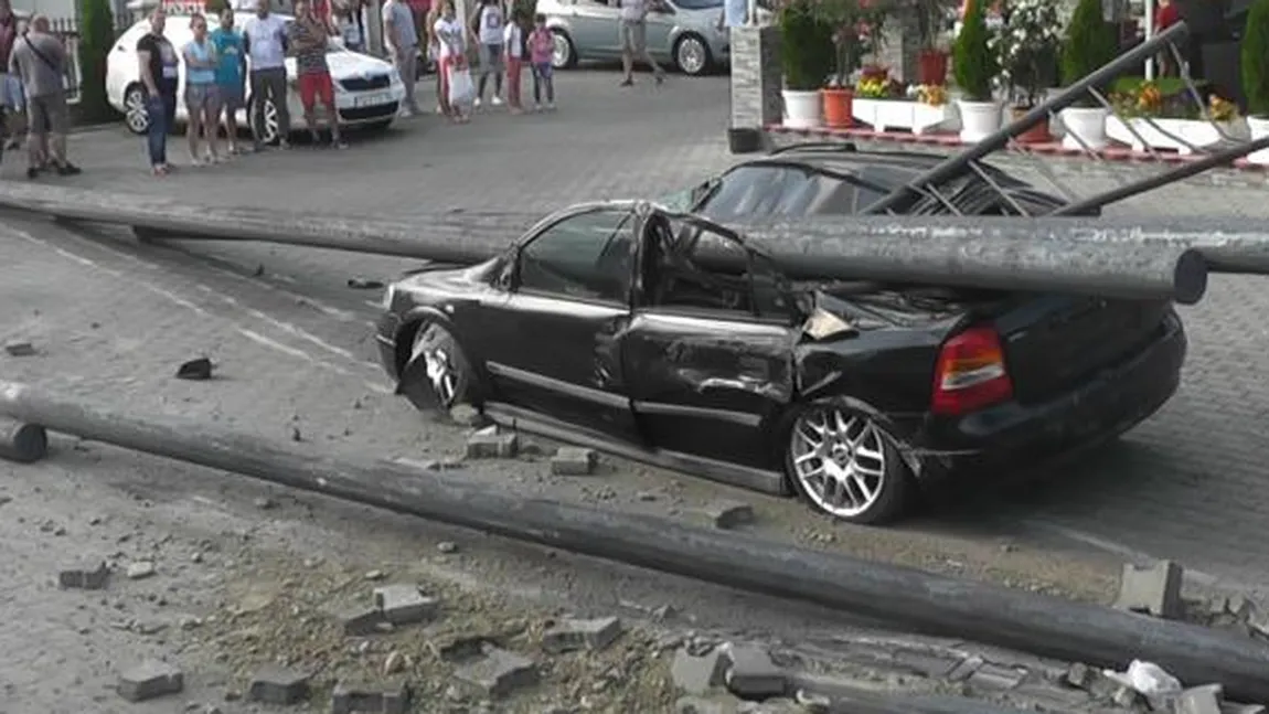 Un TIR încărcat cu fier a rămas fără frâne şi a provocat un DEZASTRU în ZALĂU. FOTO