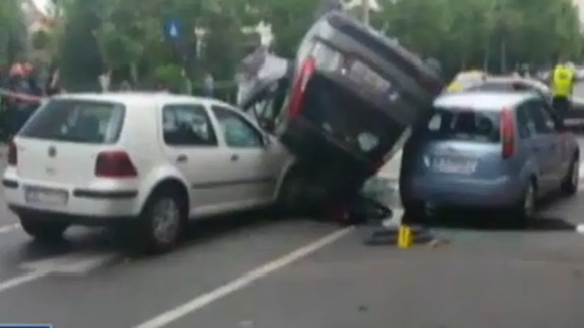 Accident în Capitală. Un şofer a trecut pe roşu şi a ajuns cu roţile-n sus VIDEO