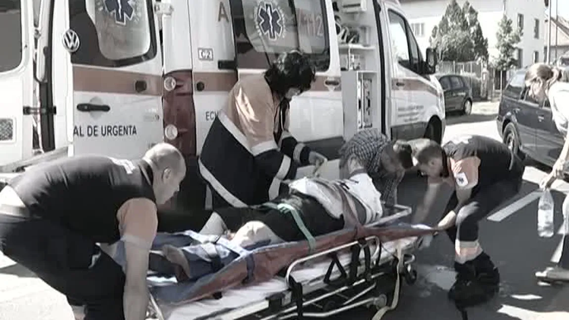 Accident TERIBIL. O bătrână care s-a oprit să dea indicaţii unei şoferiţe a fost călcată de o maşină VIDEO