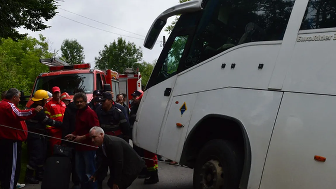 Clipe de GROAZĂ în Caraş-Severin. Autocar cu 39 de pasageri, rămas SUSPENDAT pe marginea unei râpe
