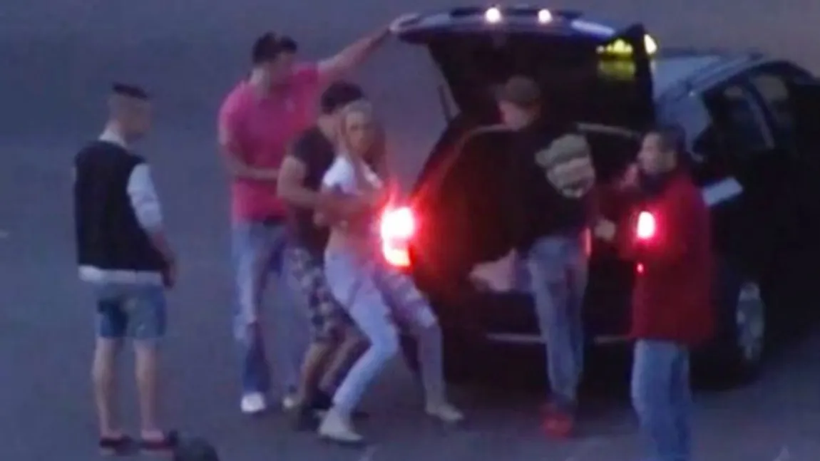 Momentul şocant când o femeie este răpită chiar sub ochii poliţiştilor VIDEO