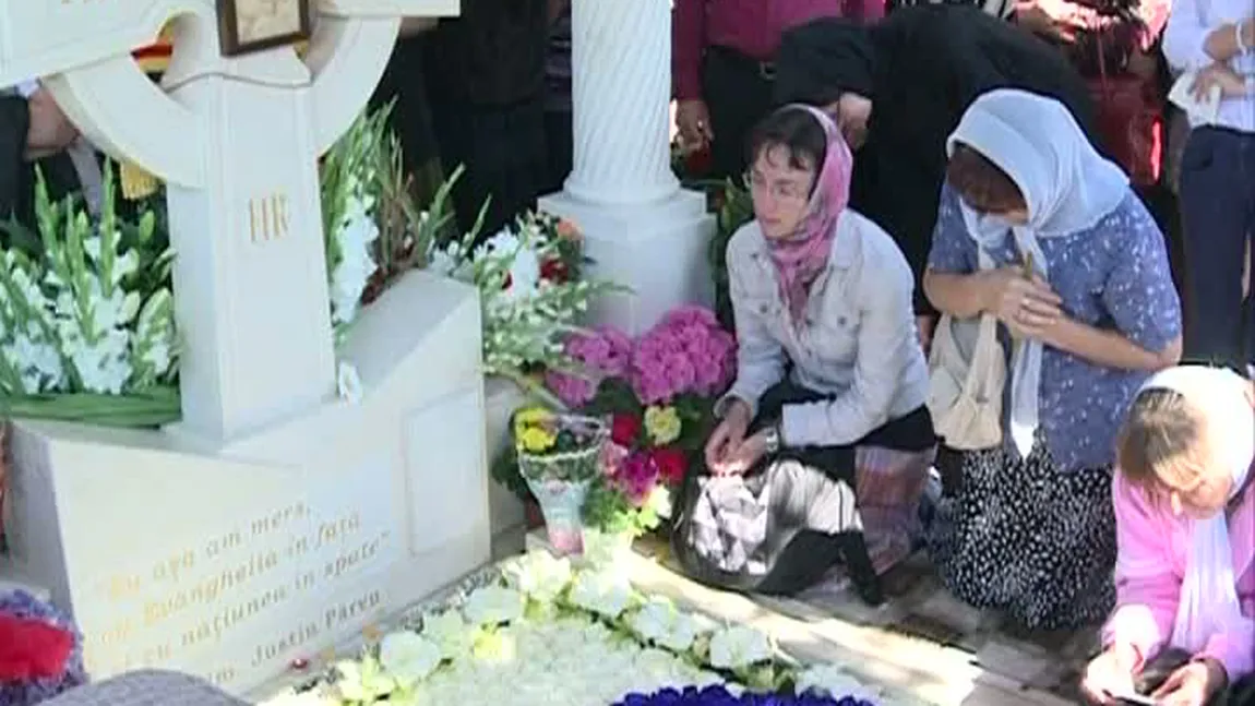 Pelerinaj impresionant la mormântul părintelui Iustin Pârvu la doi ani de la moartea lui VIDEO