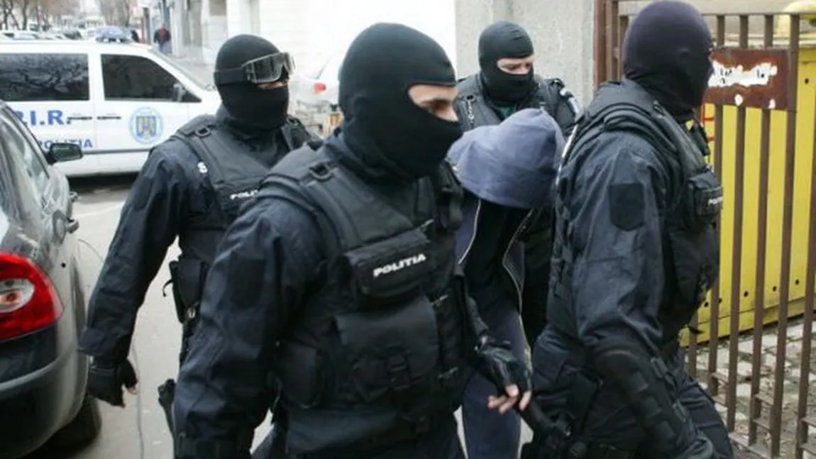 Percheziţii în Iaşi. Procurorul care l-a trimis în judecată pe Voiculescu, suspectat de trafic cu tablouri