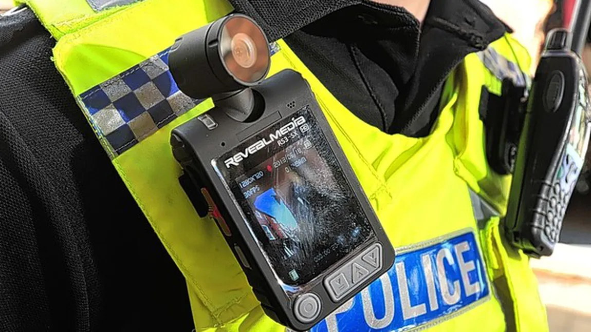Poliţiştii londonezi poartă asupra lor camere de luat vederi portabile