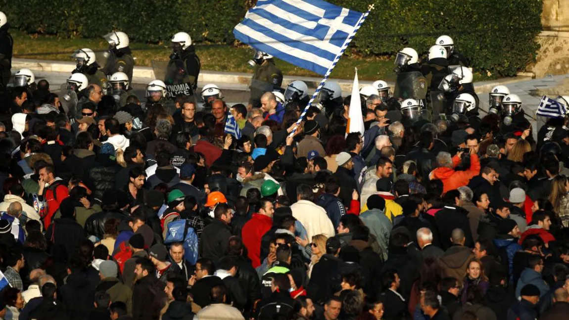 Criza din Grecia. O nouă manifestaţie la Atena pentru menţinerea ţării în zona euro
