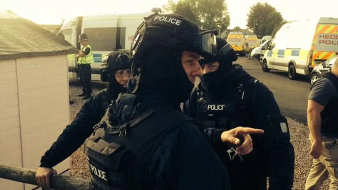 Români exploataţi, eliberaţi într-un raid armat al poliţiei britanice VIDEO