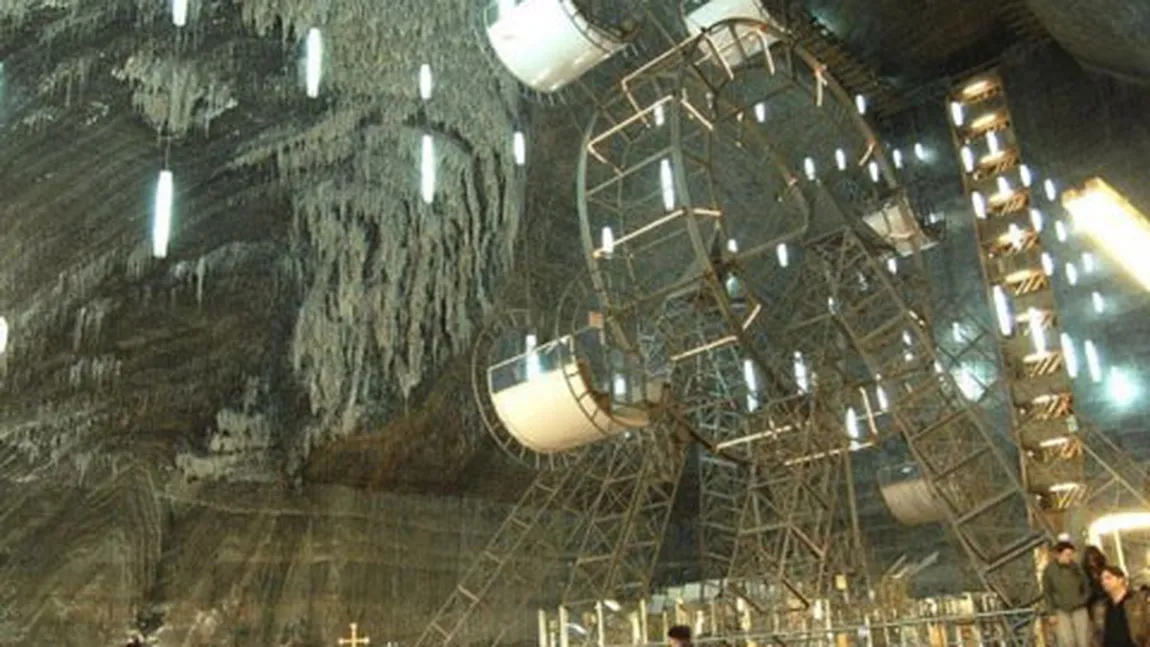 Patru persoane blocate pe roata panoramică din Salina Turda