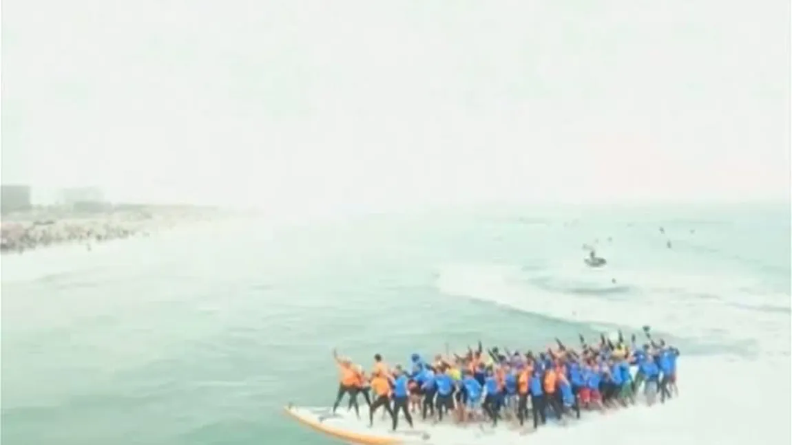 RECORD ABSOLUT. 66 de oameni au făcut SURFING pe aceeaşi PLACĂ VIDEO