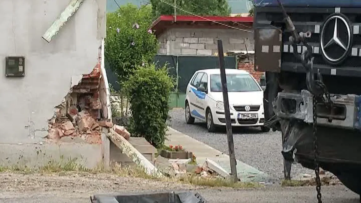 Accident spectaculos în judeţul Timiş: A intrat cu TIR-ul într-o casă VIDEO