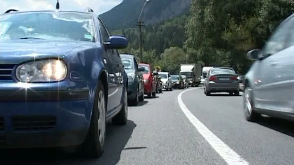 AGLOMERAŢIE pe Valea Prahovei pe sensul spre Bucureşti. Vezi SITUAŢIA DRUMURILOR
