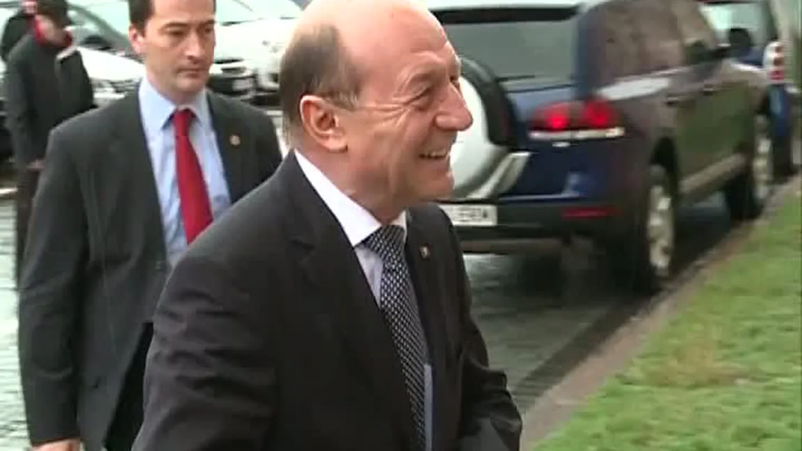 Imaginile zilei. Traian Băsescu, surprins în şort, tricou şi papuci în curtea vilei din Gogol VIDEO