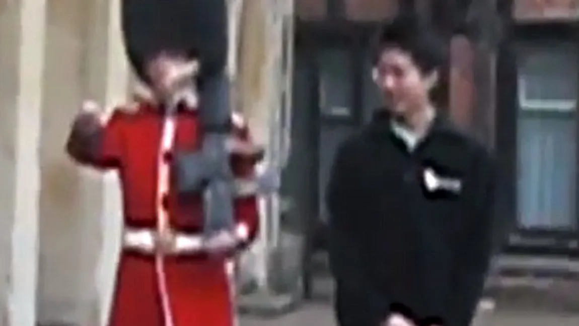 Un turist, ameninţat cu arma de un soldat din garda Reginei Marii Britanii VIDEO