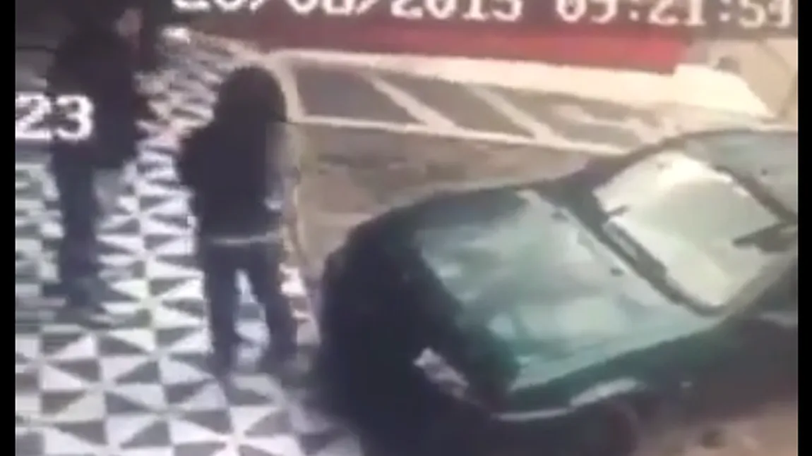Motivul pentru care nu ar trebui să te aşezi niciodată pe o MAŞINĂ PARCATĂ. Ce a păţit o femeie VIDEO