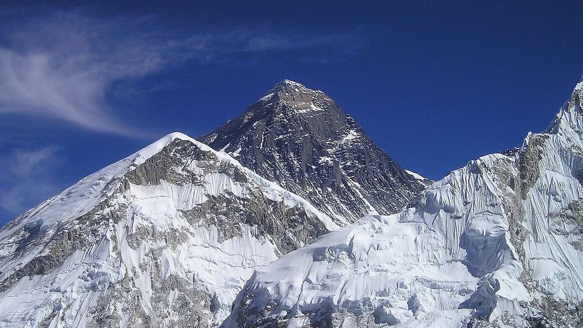 Everestul s-a deplasat cu 40 de centimetri în 10 ani
