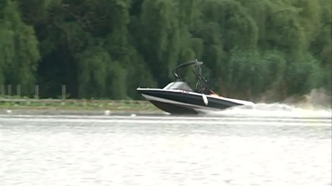 Cum îşi fac de cap şmecherii cu şalupe, pe Lacul Snagov. Ultimul accident nu i-a oprit pe vitezomani VIDEO