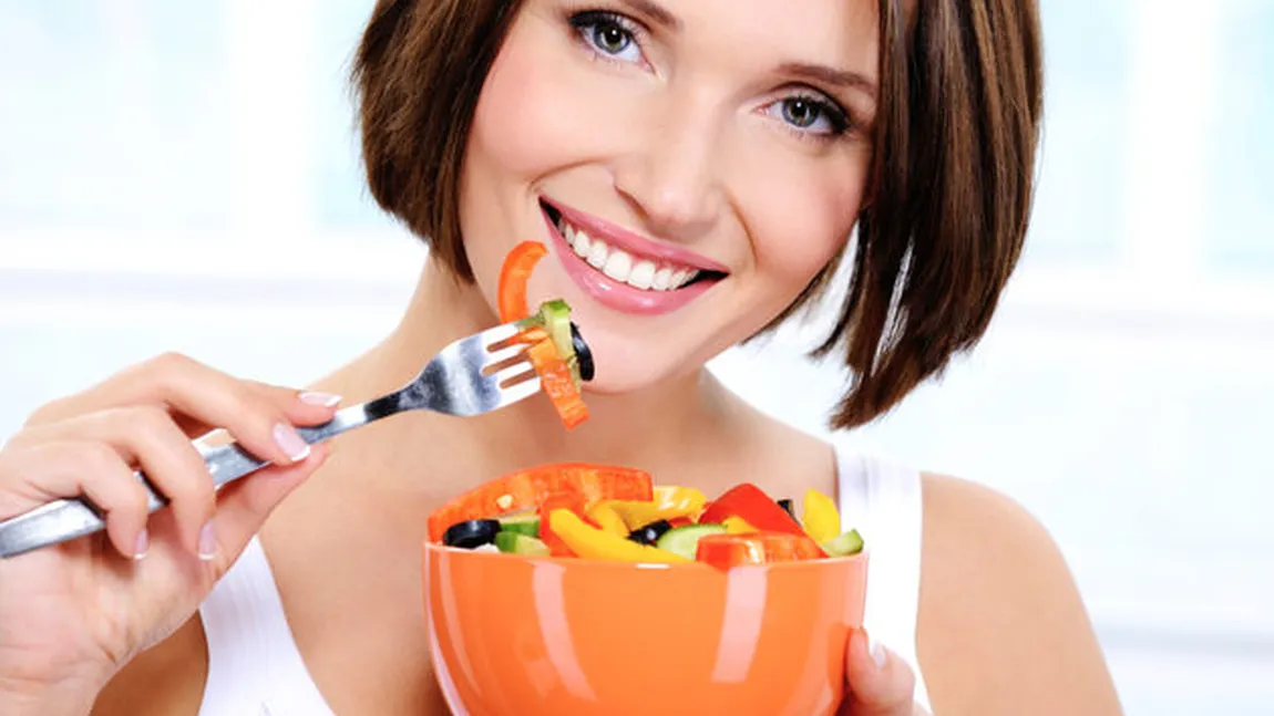 Încearcă ACEASTĂ salată de fructe care te scapă RAPID de kilogramele în plus
