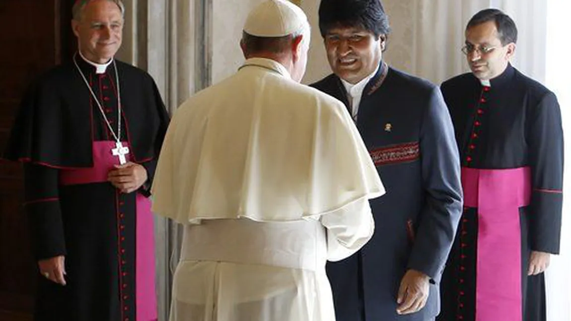 Papa Francisc, întâmpinat cu un săculeţ de frunze de coca de președintele bolivian Evo Morales