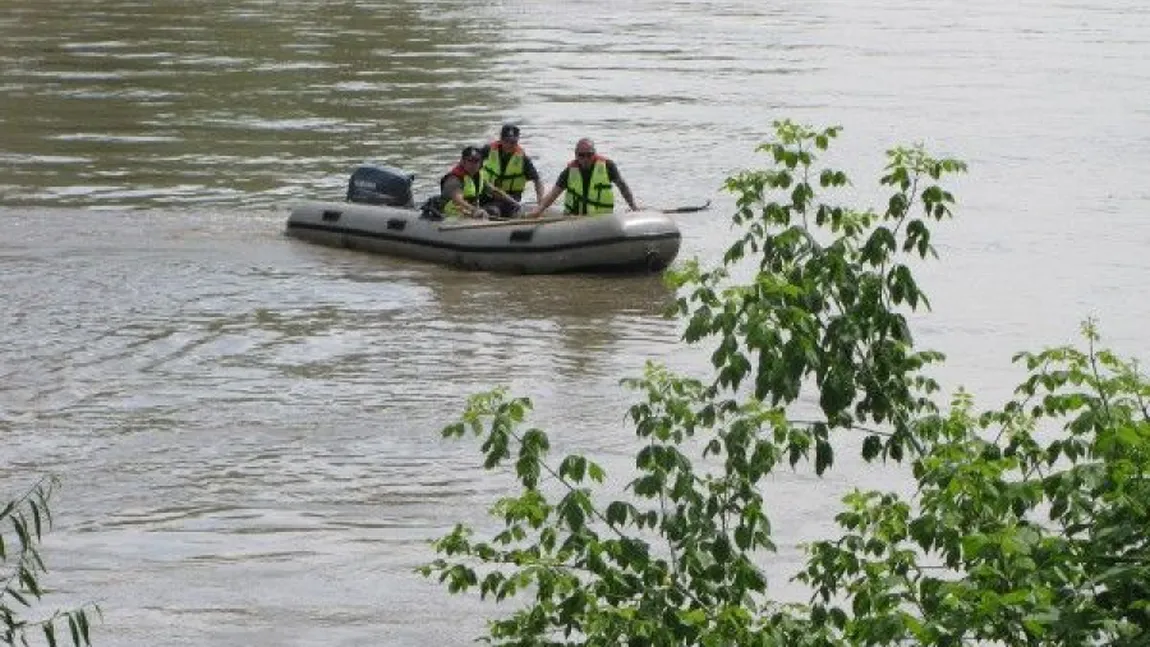 O fetiţă de 7 ani s-a ÎNECAT în timp ce era cu părinţii la scăldat