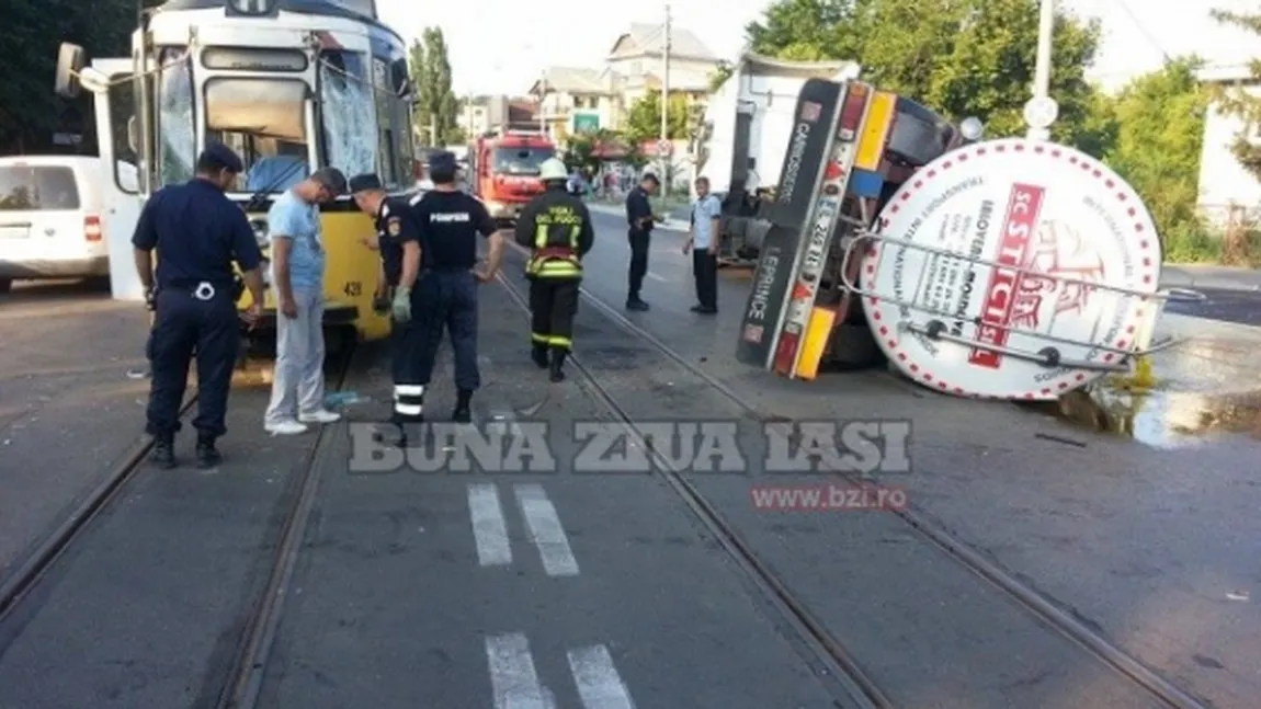 Accident în Iaşi: O cisternă s-a ciocnit cu un tramvai