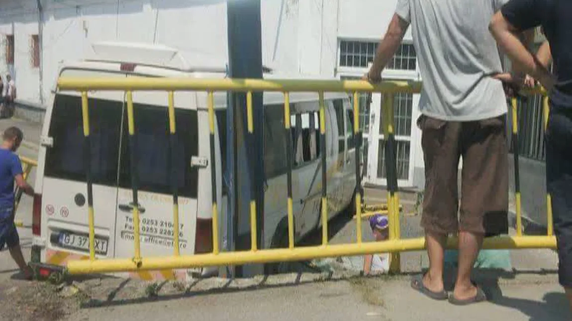 Un microbuz cu pasageri a ajuns de pe o pasarelă în curtea unei case VIDEO