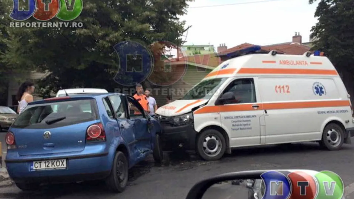 Accident în Constanţa. Un şofer beat a intrat cu maşina într-o ambulanţă