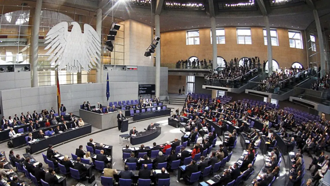 Bundestagul aprobă începerea negocierilor pentru un al treilea program de asistenţă financiară pentru Grecia