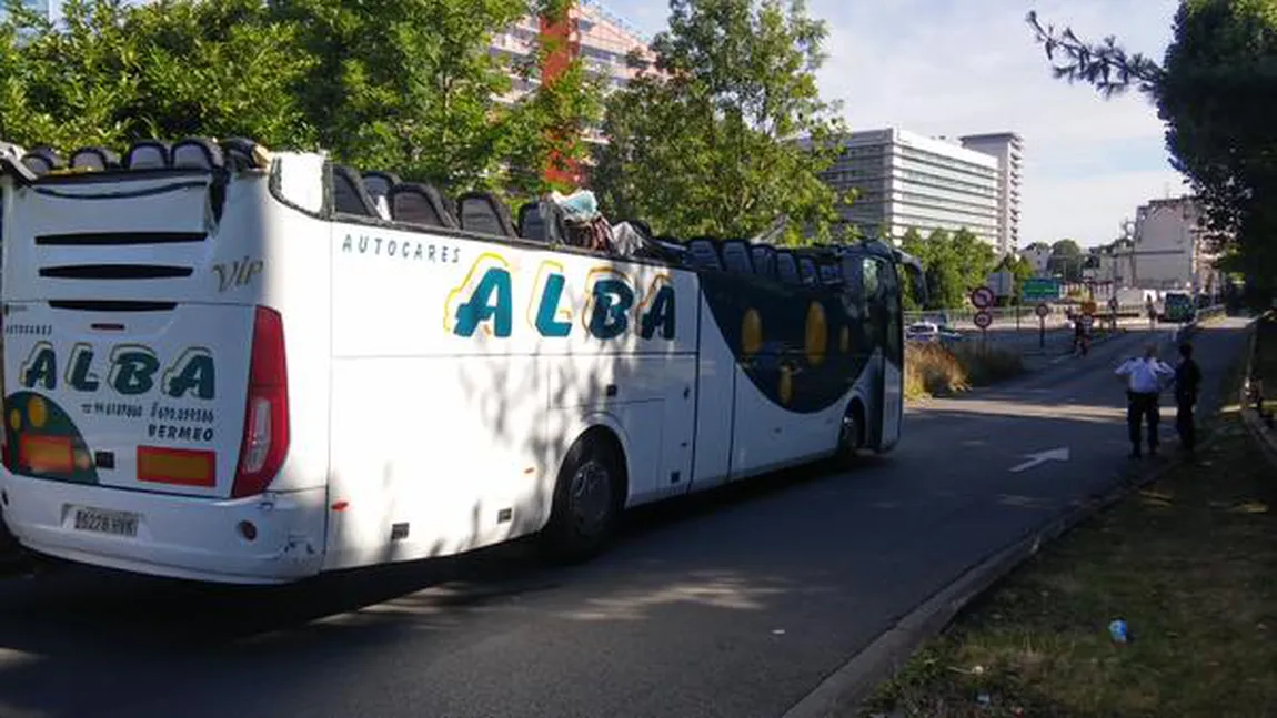 Zeci de persoane au fost rănite după ce un AUTOCAR TURISTIC a lovit plafonul unui tunel VIDEO