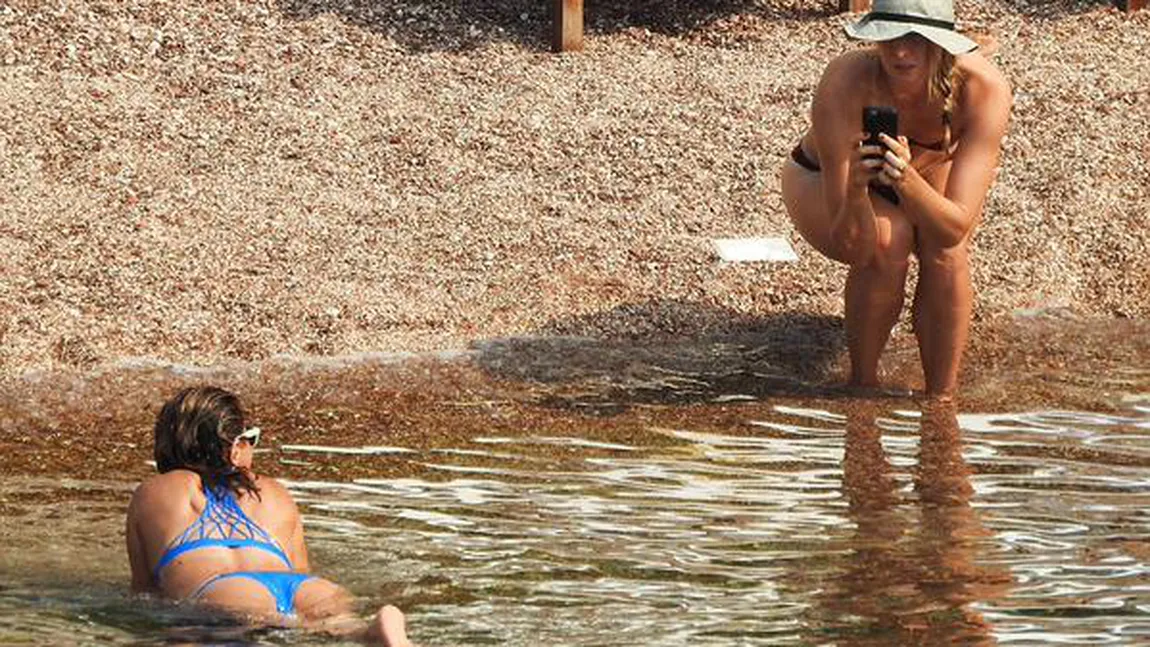Maria Sharapova la plajă, sexy şi fără inhibiţii. Unde şi cu cine îşi petrece vacanţa FOTO