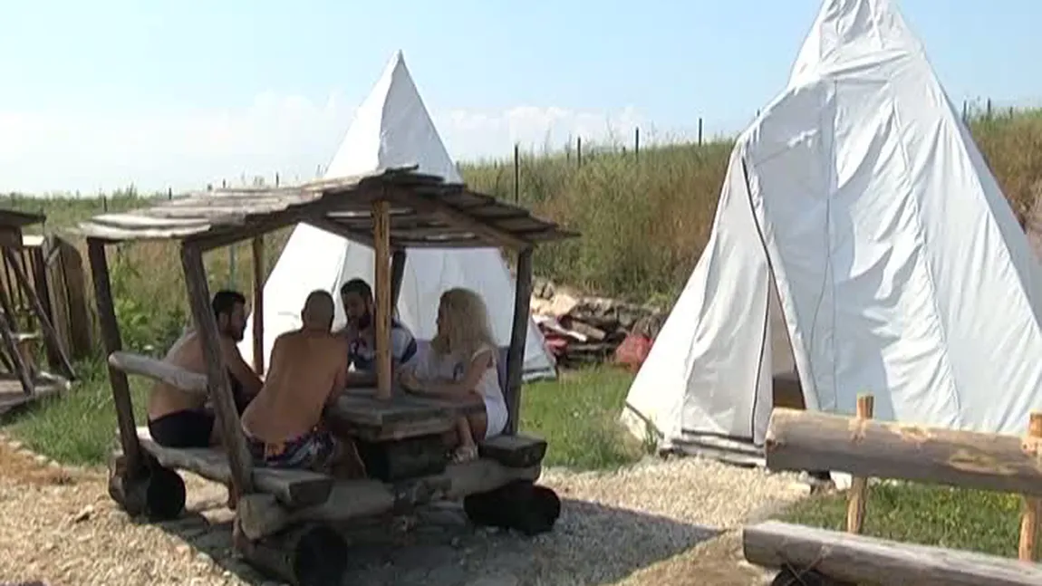 Cazare în corturi indiene la Ocna Sibiului VIDEO