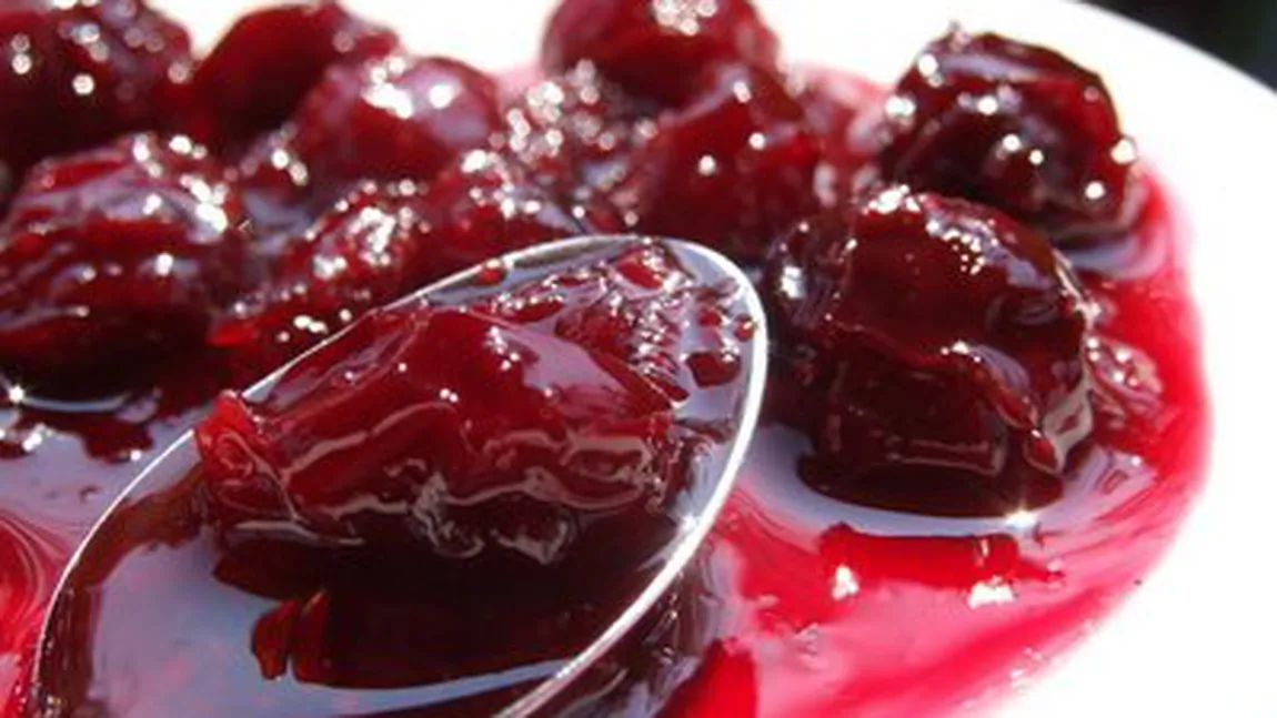 DULCEAŢĂ DE VIŞINE: Secrete de la bunica pentru un desert perfect
