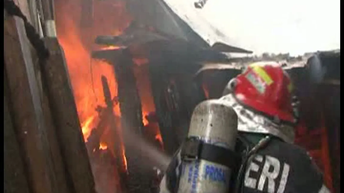 Incendiu violent într-o localitate din Suceava. O bătrână a fost dusă la spital de urgenţă