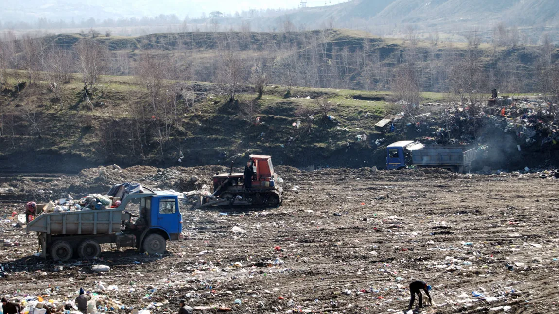 INCENDIU la groapa de gunoi din Deva: Pompierii intervin de mai multe zile