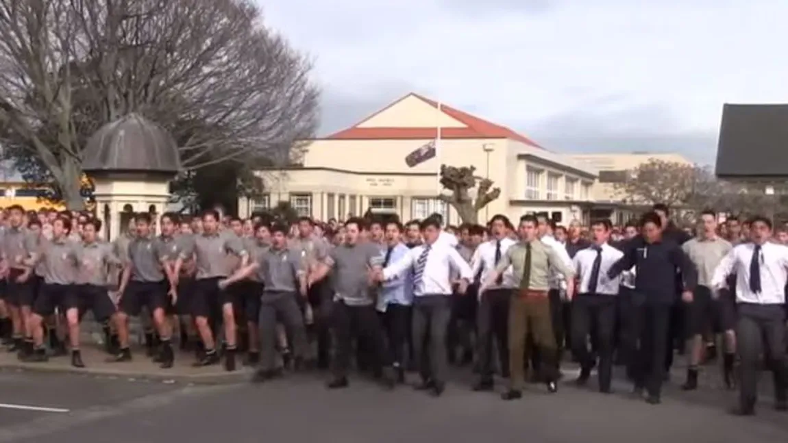 EMOŢIONANT. 1.700 de elevi dansează Haka la o înmormântare VIDEO