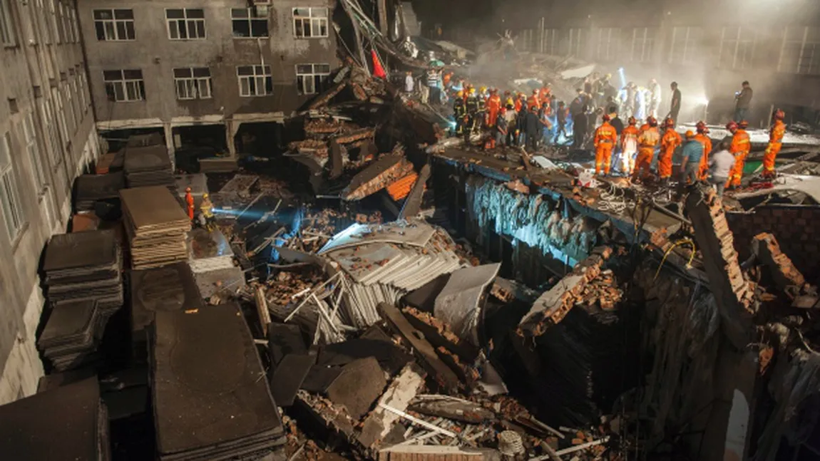 O FABRICĂ de încălţăminte s-a prăbuşit din senin. 12 muncitori au murit FOTO