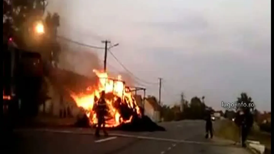 Incendiu VIOLENT pe o şosea din România. Un camion plin cu fân a luat foc în mers VIDEO