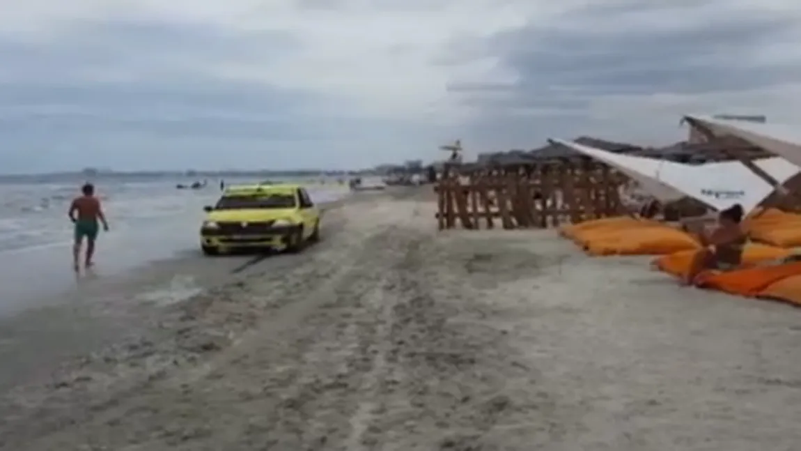 Taximetristul care a intrat cu maşina pe o plajă din Mamaia, amendat şi concediat