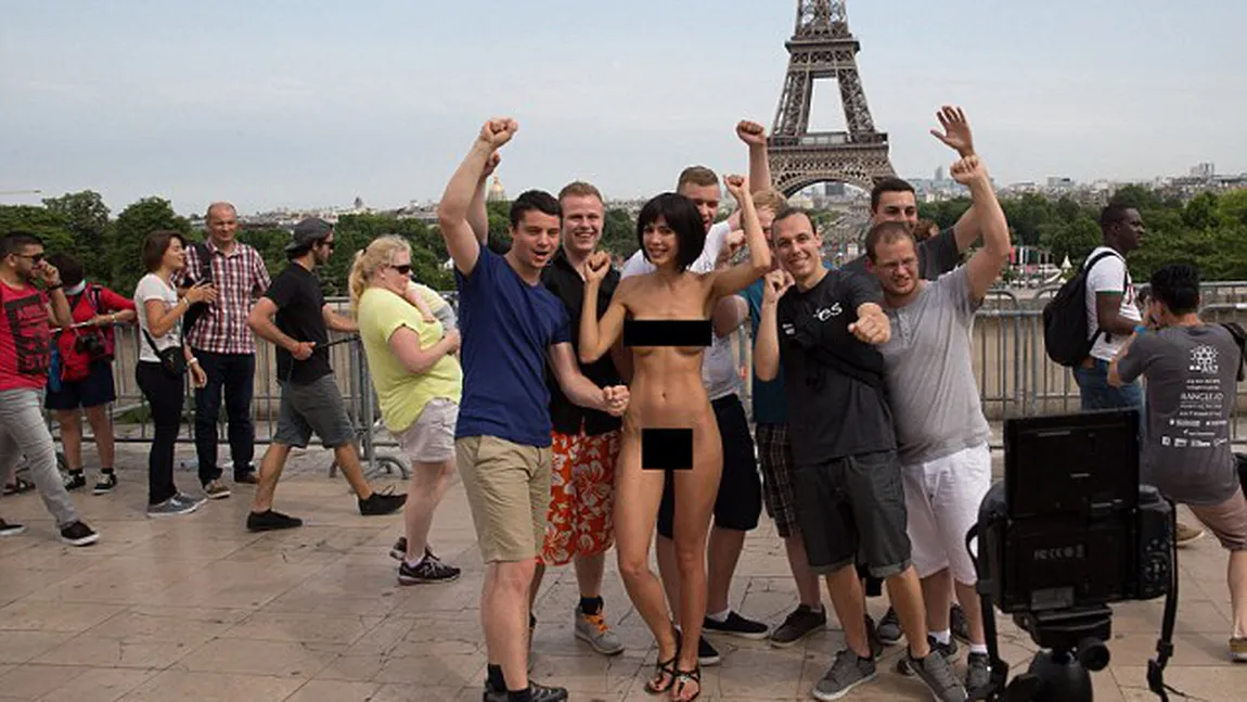 Artistă elveţiană, arestată după ce a făcut poze nud cu turiştii la Turnul Eiffel