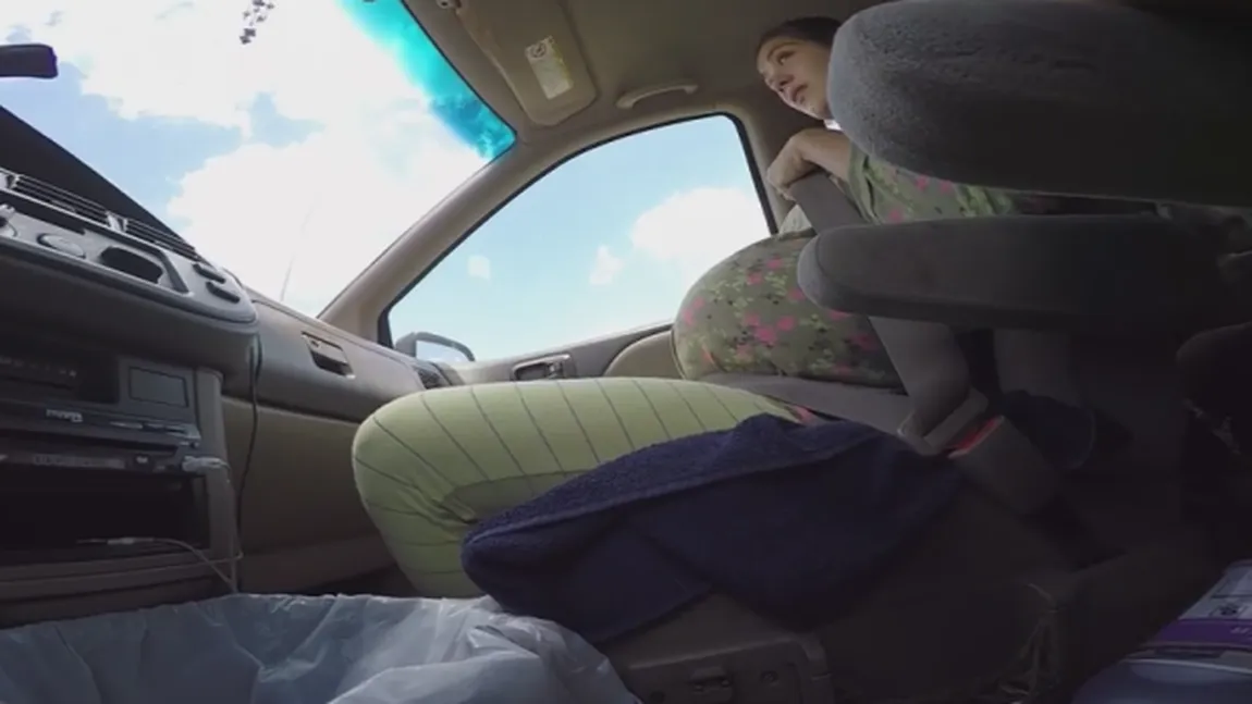 O femeie naşte singură într-o maşină blocată în trafic VIDEO
