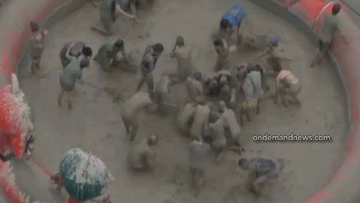 Mii de coreeni scapă de stres la Festivalul Noroiului VIDEO