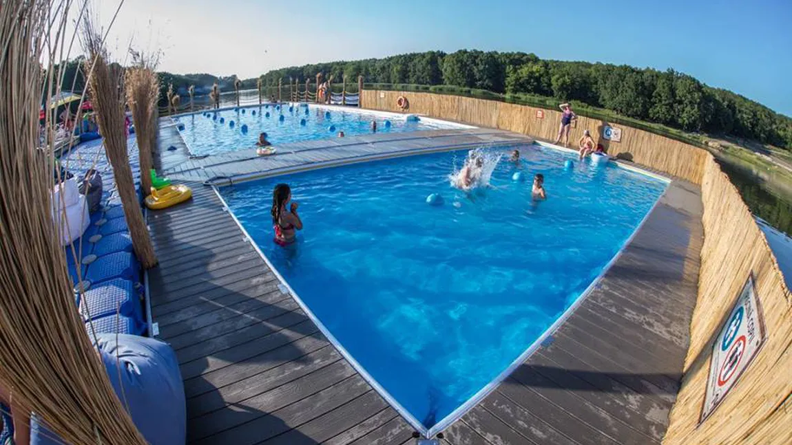 UNIC în ROMÂNIA. Piscina suspendată pe lac la Iaşi, cea mai mare din Europa