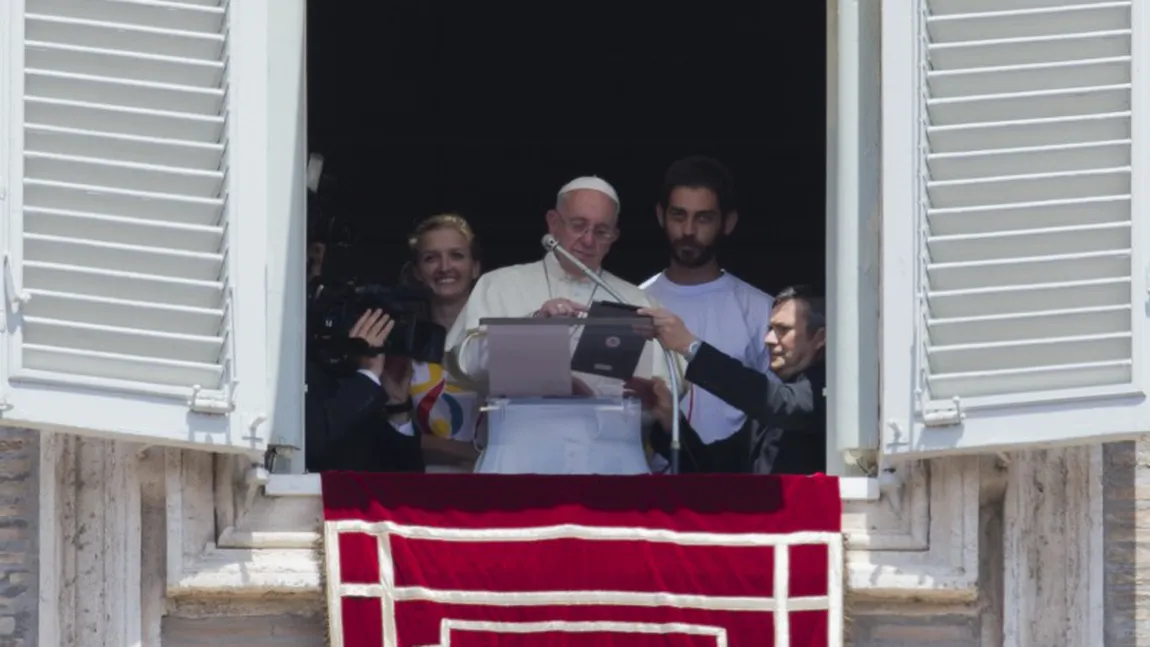 Religia, în pas cu tehnologia. Papa Francisc şi-a folosit tableta la slujba de duminică VIDEO