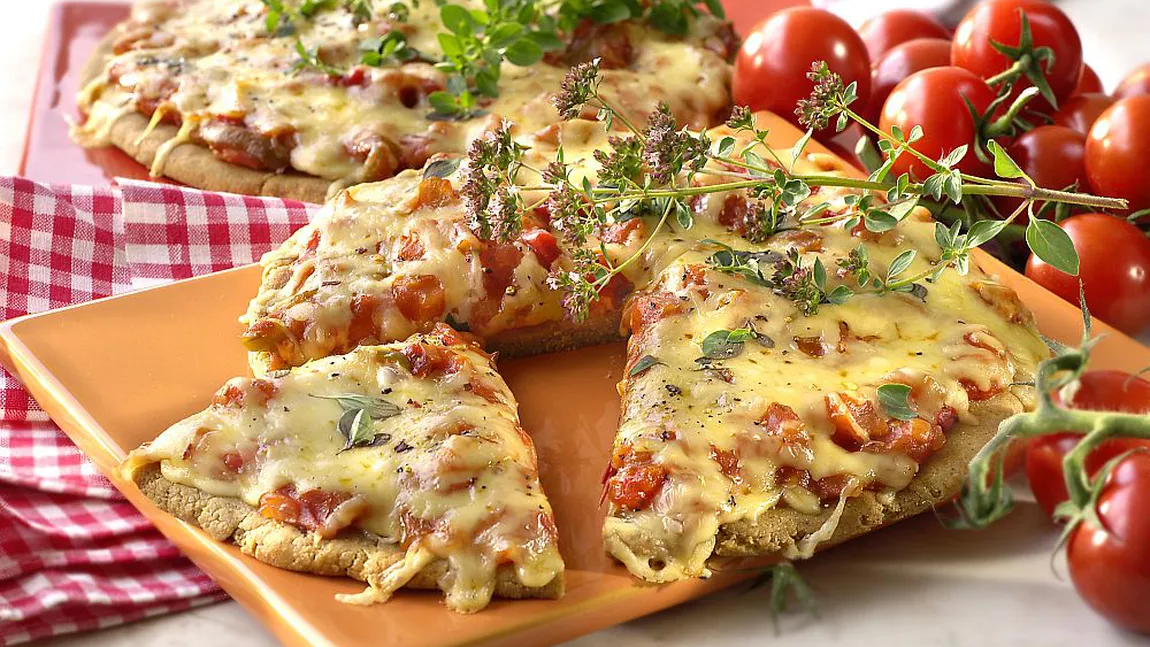 Pizza cu roşii şi caşcaval