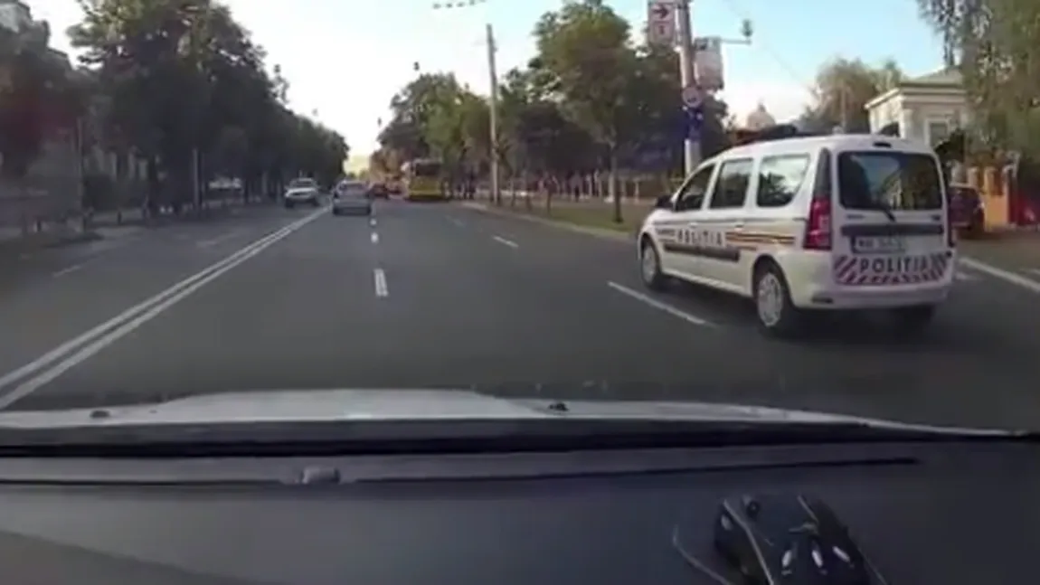 Să faci ce spune poliţistul, nu ce face el. Cum a fost surprins un echipaj de la rutieră în trafic VIDEO