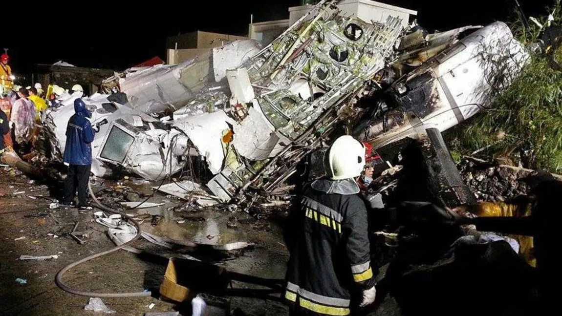 Tragedia TransAsia Airways: Căpitanul avionului prăbuşit în Taiwan a oprit din greşeală motorul