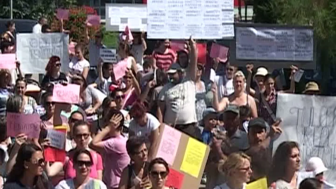 PROTEST în Tulcea. Oamenii sunt nemulţumiţi că Secţia de Pediatrie a spitalului a fost închisă VIDEO