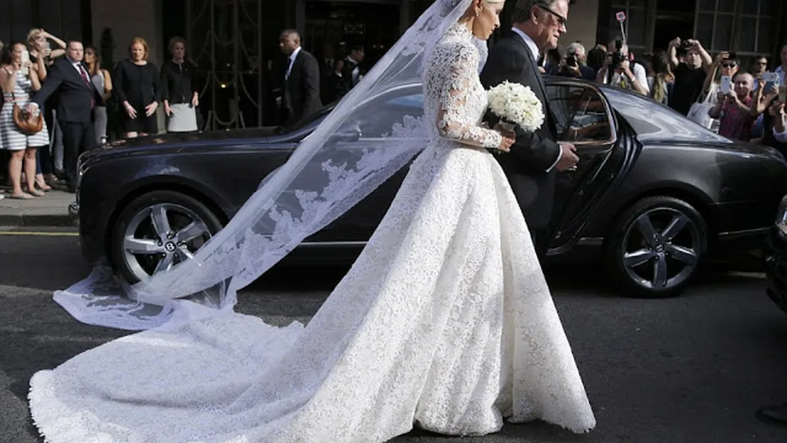 Sora lui Paris Hilton, trădată de rochia de 70.000 de euro. I s-au văzut chiloţii la propria nuntă FOTO