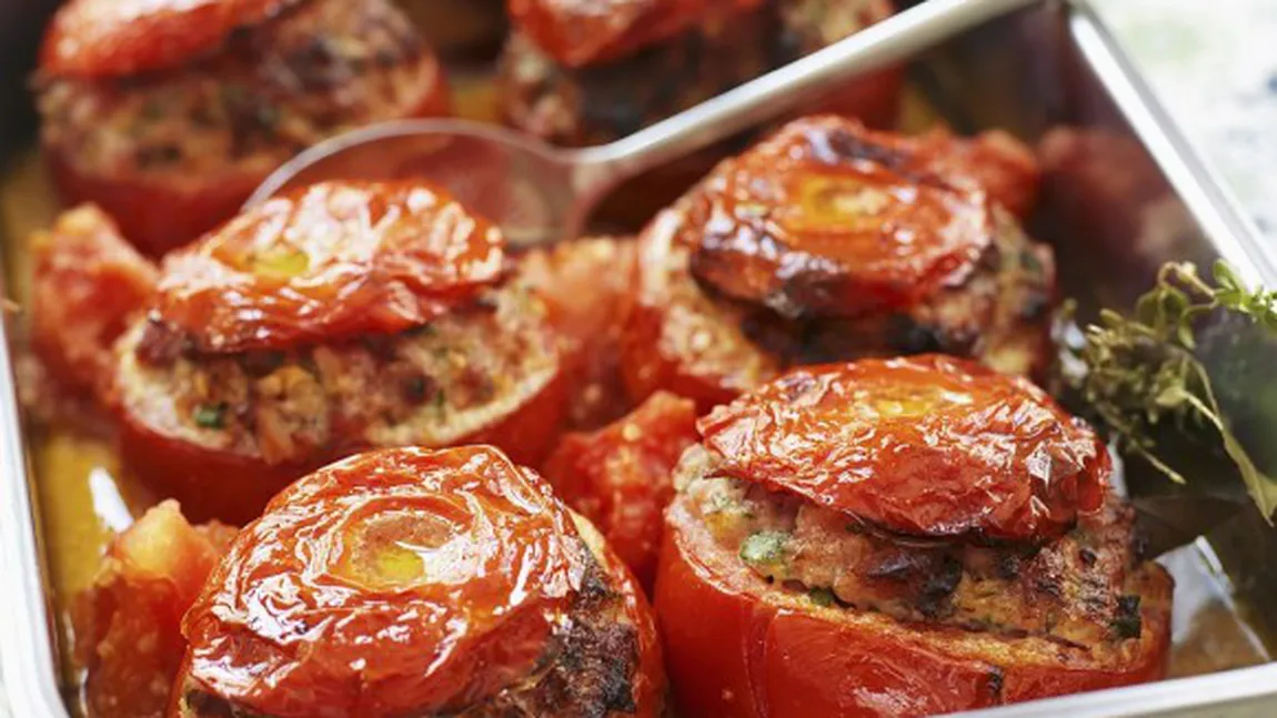 REŢETA ZILEI: Roşii umplute cu carne tocată