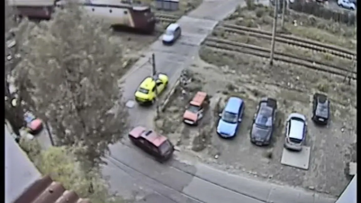Maşină spulberată de tren la Iaşi. Pasagerii, în stare gravă la spital VIDEO